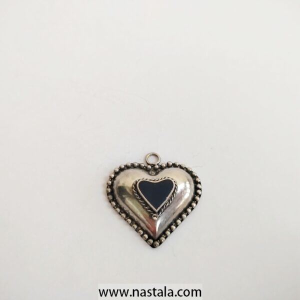A heart-shaped pendant with a dark center | قلادة على شكل قلب مع مركز داكن
