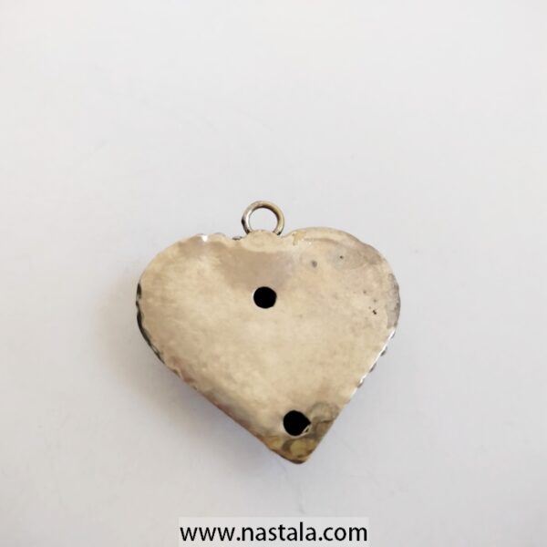 A heart-shaped pendant with a dark center | قلادة على شكل قلب مع مركز داكن - Image 2