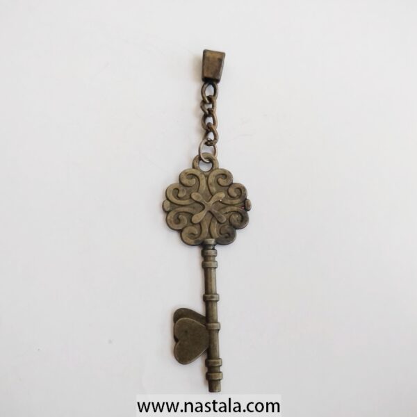 An antique-style key pendant with a floral top | قلادة مفتاح بتصميم قديم مع رأس مزخرف بشكل زهرة