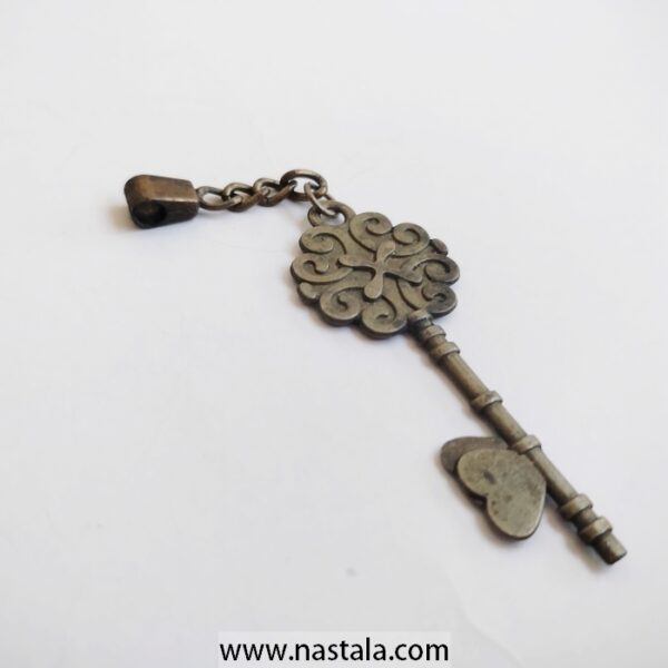 An antique-style key pendant with a floral top | قلادة مفتاح بتصميم قديم مع رأس مزخرف بشكل زهرة - Image 3
