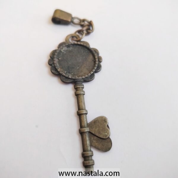 An antique-style key pendant with a floral top | قلادة مفتاح بتصميم قديم مع رأس مزخرف بشكل زهرة - Image 2