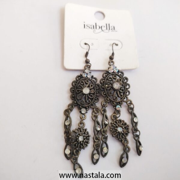 A pair of vintage-inspired dangling earrings with floral and chain details | أقراط متدلية بتصميم قديم مع تفاصيل زهرية وسلاسل