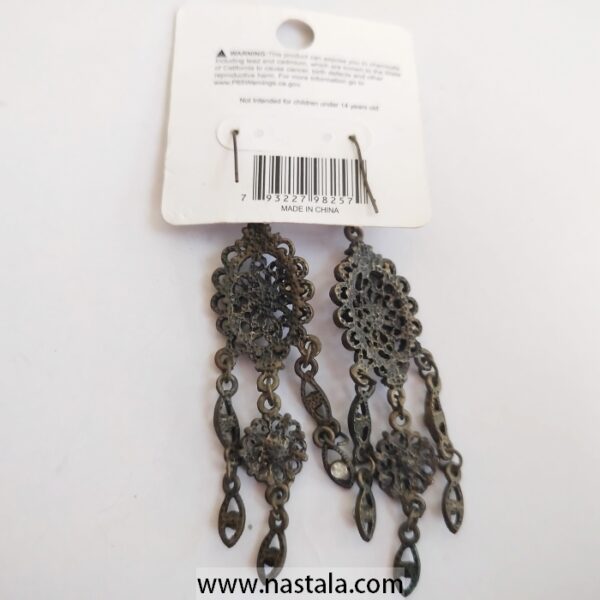 A pair of vintage-inspired dangling earrings with floral and chain details | أقراط متدلية بتصميم قديم مع تفاصيل زهرية وسلاسل - Image 2