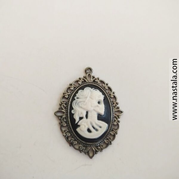 A vintage cameo pendant with a profile design | قلادة قديمة مع تصميم صورة جانبية