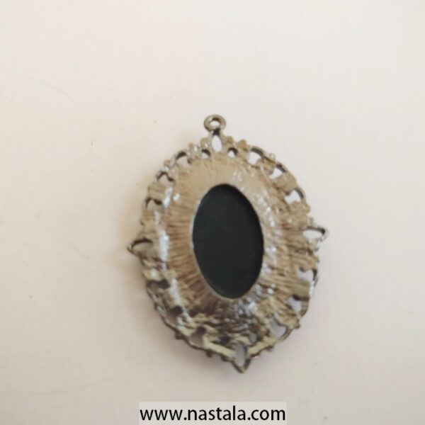 A vintage cameo pendant with a profile design | قلادة قديمة مع تصميم صورة جانبية - Image 2