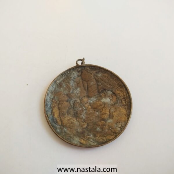 A vintage scout medal with a fleur-de-lis design | ميدالية كشافة قديمة بتصميم زهرة الزنبق - Image 2