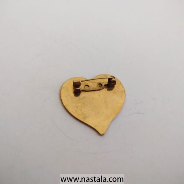 A heart-shaped pin that says "#1 Mom" | دبوس على شكل قلب مكتوب عليه "#1 Mom" - Image 2
