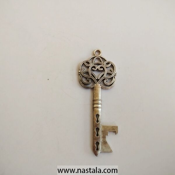 An antique-style key pendant with intricate detailing | قلادة على شكل مفتاح بتصميم عتيق مع تفاصيل معقدة - Image 2