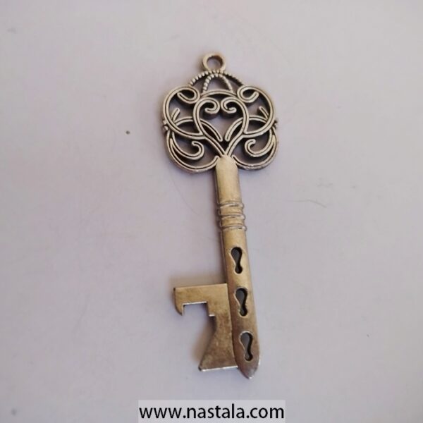 An antique-style key pendant with intricate detailing | قلادة على شكل مفتاح بتصميم عتيق مع تفاصيل معقدة