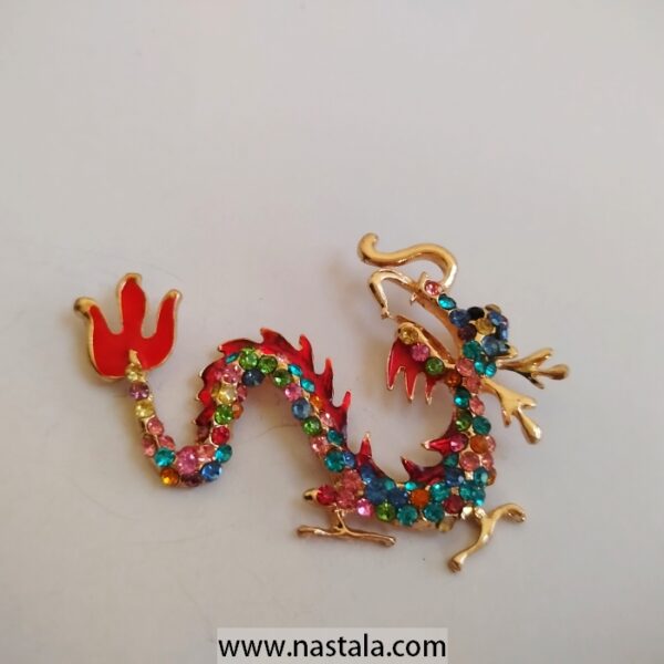 A colorful dragon brooch with sparkling details | دبوس بتصميم تنين ملون مع تفاصيل لامعة