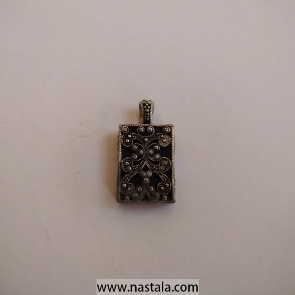 A vintage-style decorative pendant with intricate detailing | قلادة بتصميم قديم مع تفاصيل معقدة - Image 3