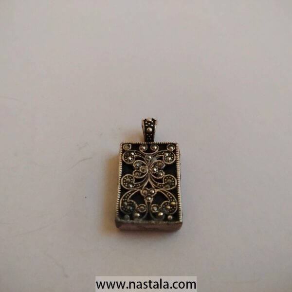 A vintage-style decorative pendant with intricate detailing | قلادة بتصميم قديم مع تفاصيل معقدة - Image 2