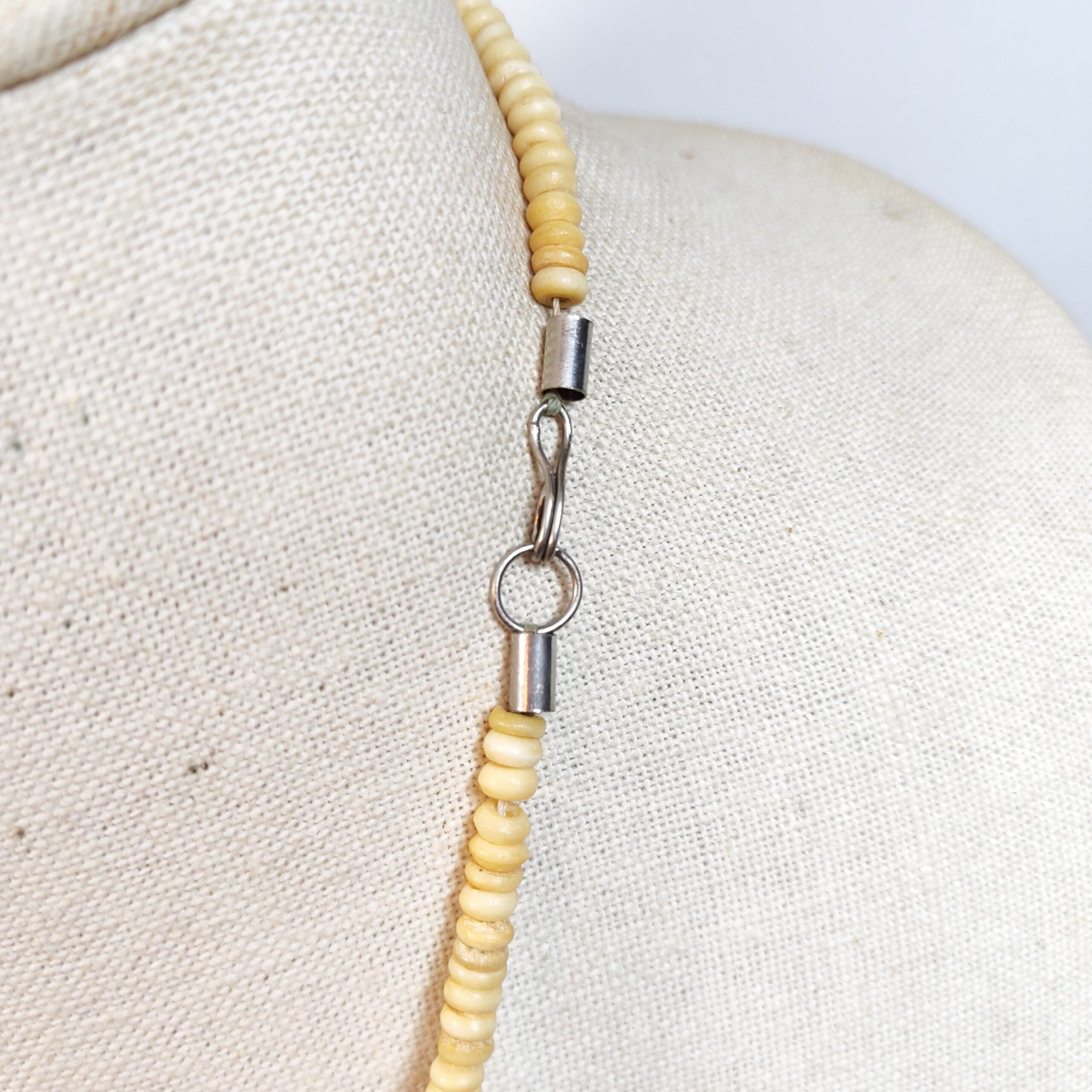 قلادة من العظم عمل يدوي جميل - Image 4